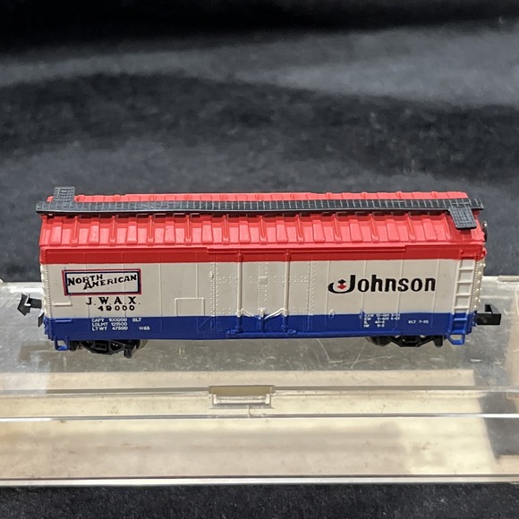 Lot of 3 Used N Scale Train Cars by LIFE-LIKE Caboose, Chemical Tank Car, Reefer - Picture 10 of 16